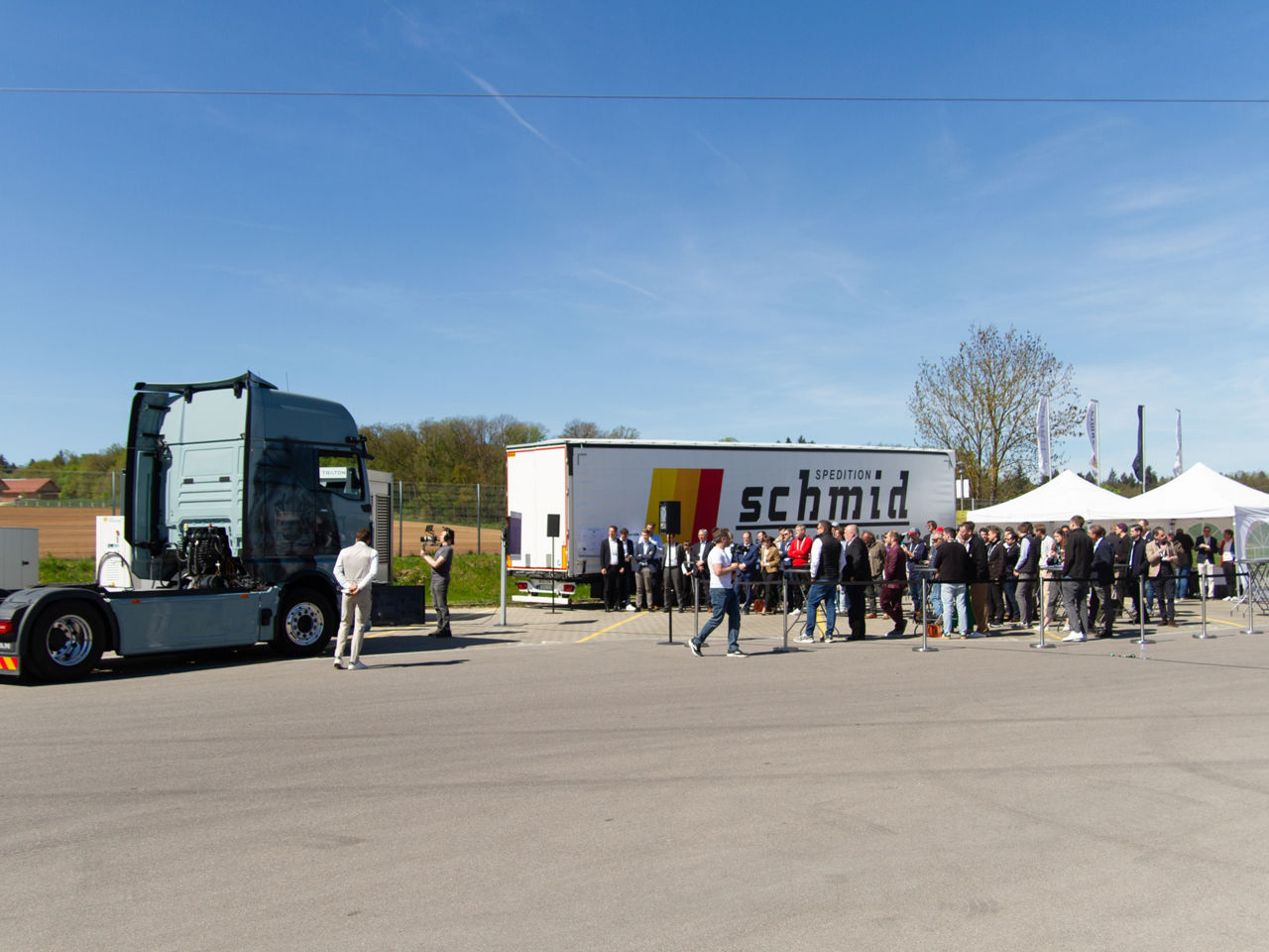 Popular photo motif: the MAN eTGX at the premises of the forwarding company Schmid. 